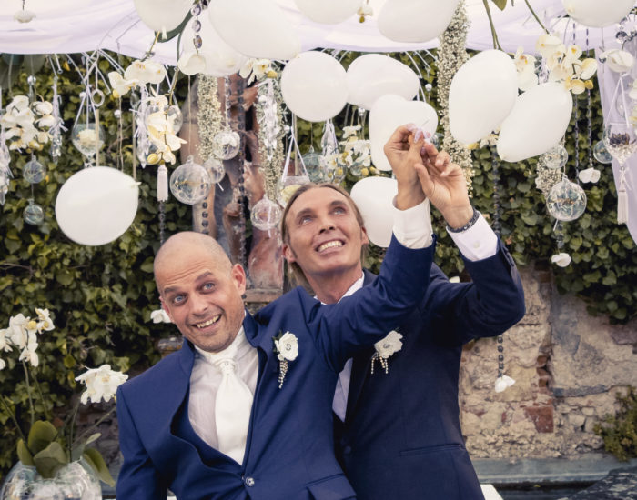 Sposi scoppiano palloncini durante il matrimonio