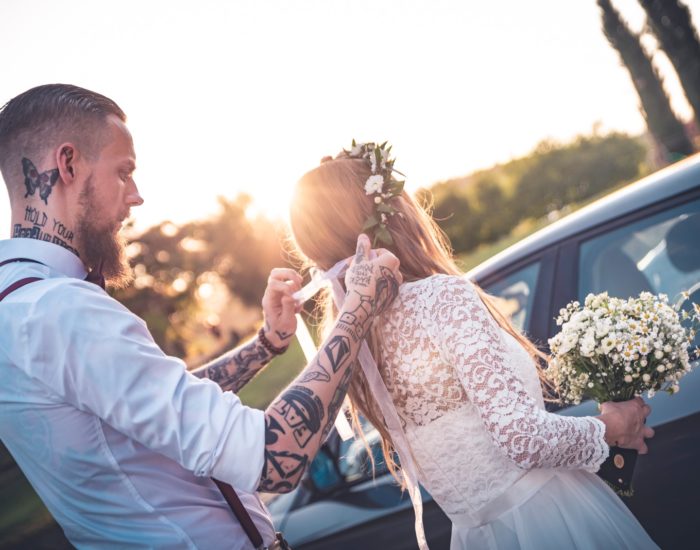 Sposo sistema la sposa al tramonto