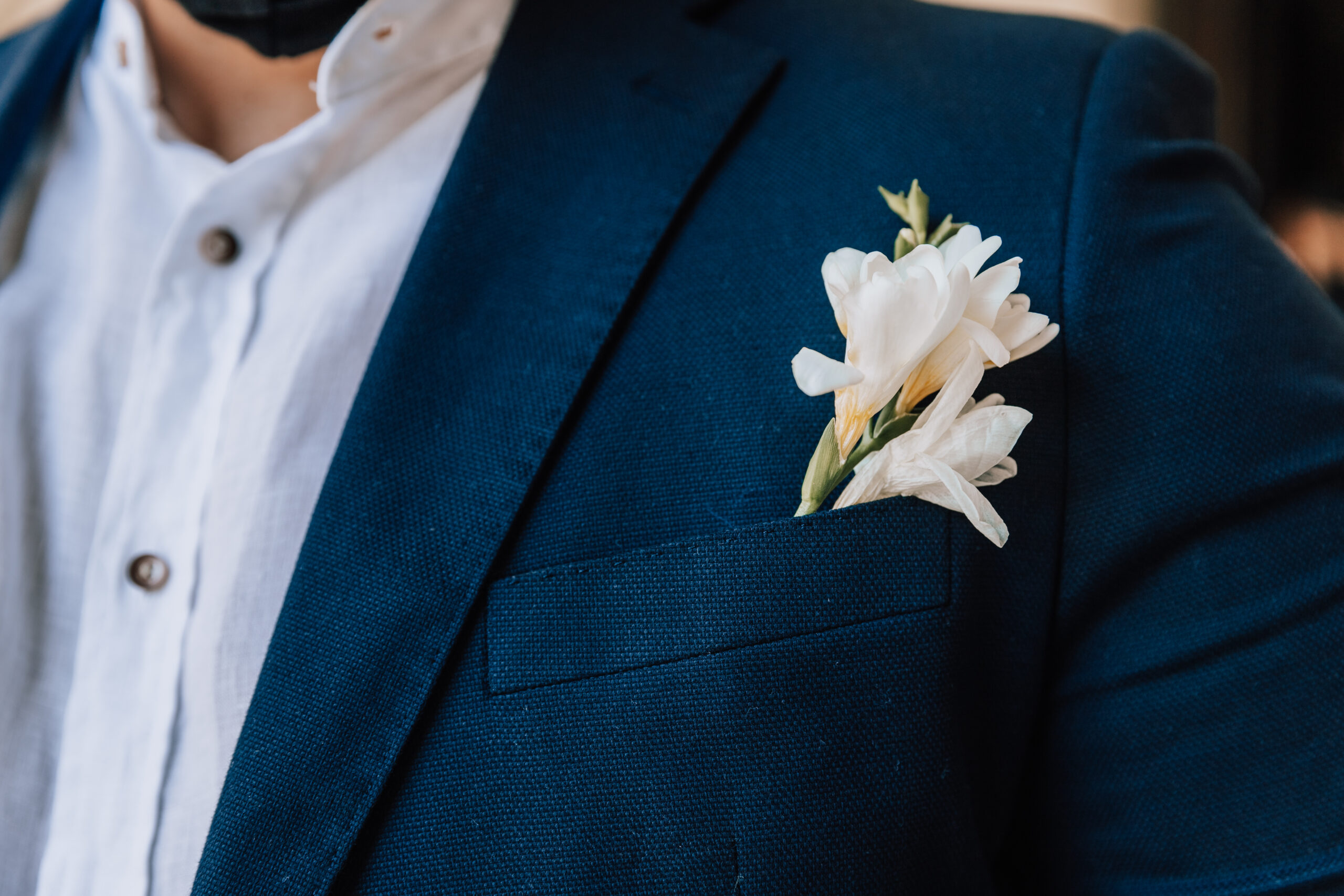 abito da sposo con fiore