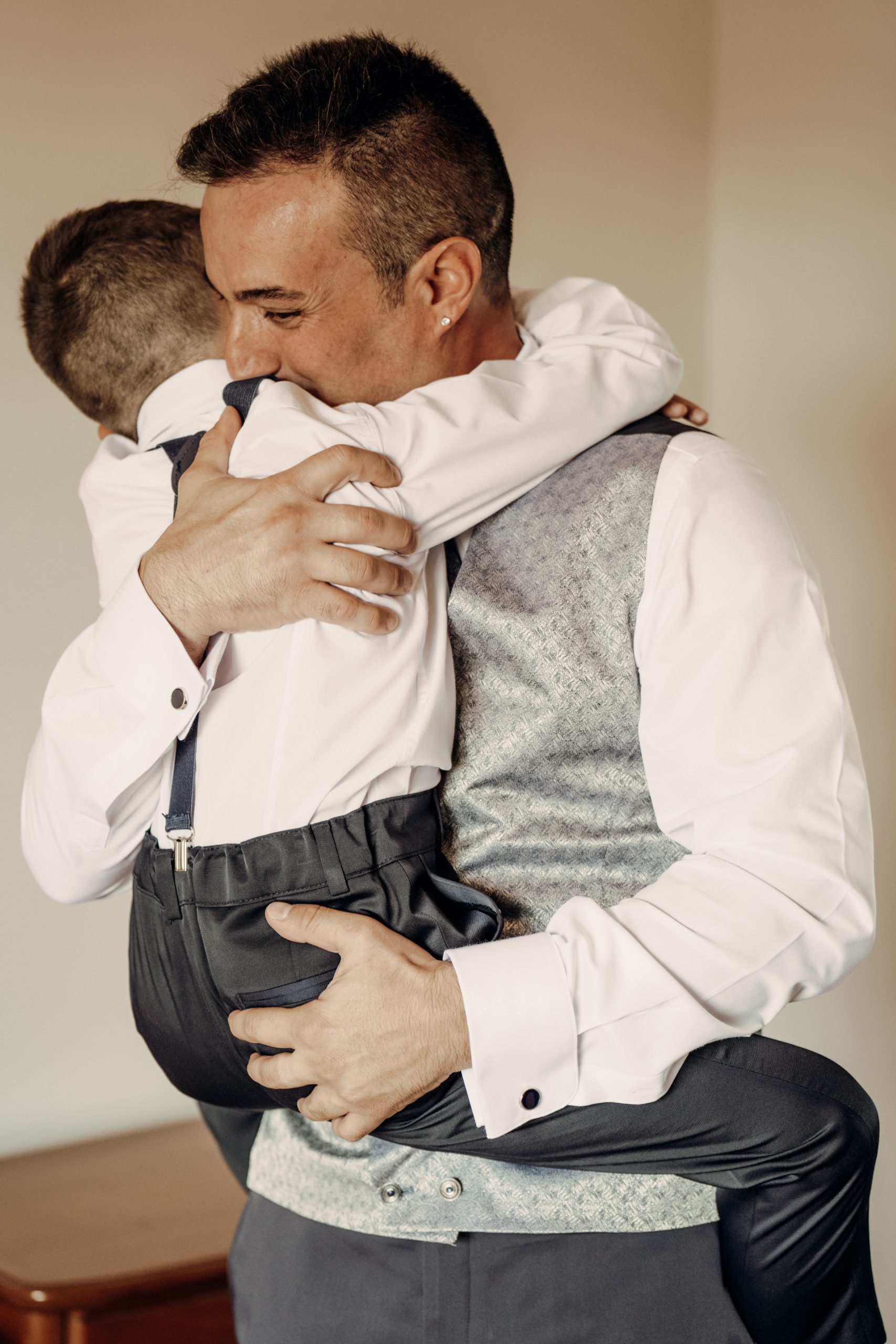FOTOMATRIMONI_ abbraccio tra padre e figlio